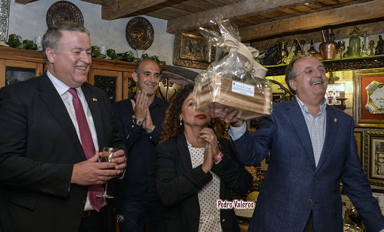 El anfitrión muestra el trozo de césped del Cartagonova con el que fue obsequiado