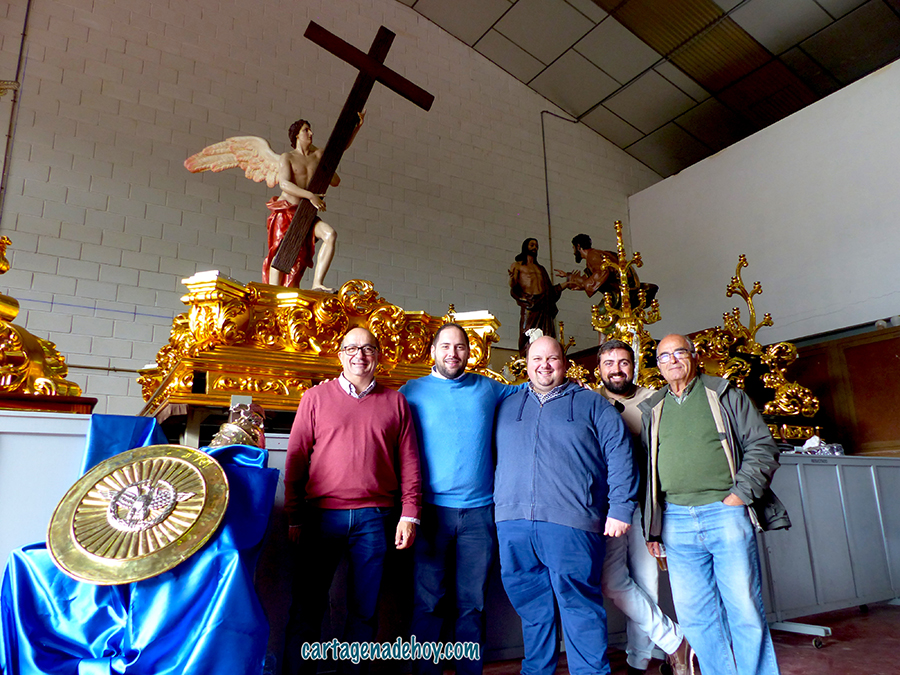 Resucitados y californios ante los grupos esculturales del Santo Ángel de la Cruz Triunfante y La duda de Santo tomás